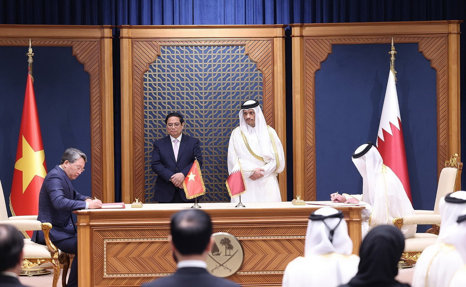 Thủ tướng Phạm Minh Chính và Thủ tướng Nhà nước Qatar Sheikh Mohammed bin Abdulrahman bin Jasim Al-Thani chứng kiến Lễ ký Bản ghi nhớ hợp tác trong lĩnh vực pháp luật giữa Bộ Tư pháp Việt Nam và Bộ Tư pháp Nhà nước Qatar. (Ảnh: Dương Giang/TTXVN)