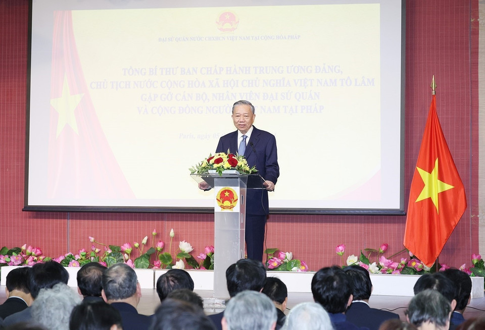 Tổng Bí thư, Chủ tịch nước Tô Lâm nói chuyện với cán bộ, nhân viên Đại sứ quán, cộng đồng người Việt Nam và các cơ quan đại diện Việt Nam thường trú tại Pháp. (Ảnh: Trí Dũng/TTXVN)