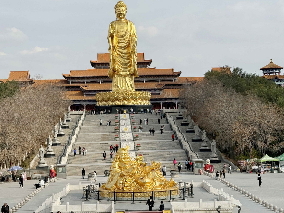 Phía trước tượng phật Thích Ca Mâu Ni là tượng Phật Di Lặc mạ vàng, trên thân, đầu, tay, chân của Đức Phật được bao phủ bởi vô số trẻ em đang leo trèo và chơi đùa. (Ảnh: Công Tuyên/TTXVN)