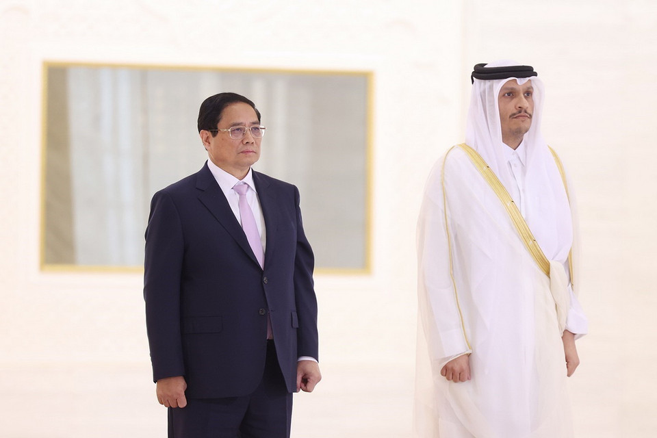 Thủ tướng Phạm Minh Chính và Thủ tướng Nhà nước Qatar Sheikh Mohammed bin Abdulrahman bin Jasim Al-Thani nghe quân nhạc cử Quốc thiều hai nước. (Ảnh: Dương Giang/TTXVN)