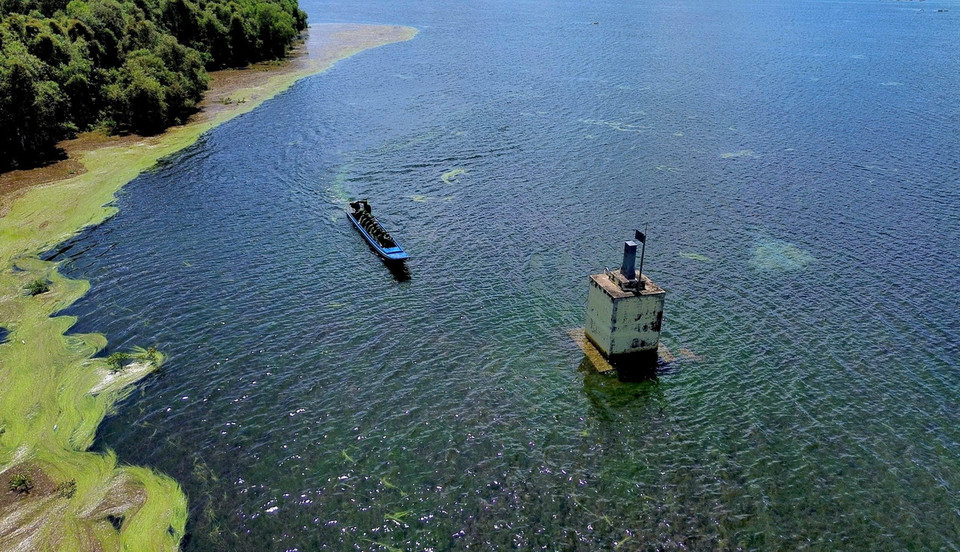 Cán bộ, chiến sỹ Đồn biên phòng Mỹ Thạnh Tây, Bộ chỉ huy Bộ đội Biên phòng Long An, sử dụng xuồng máy để tổ chức tuần tra, kiểm soát, bảo vệ chủ quyền biên giới quốc gia. (Ảnh: Bùi Giang/TTXVN)