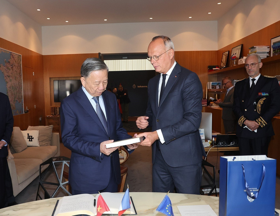 Cựu Thủ tướng Pháp Edouard Philippe, Thị trưởng Thành phố Le Havre tặng sách tới Tổng Bí thư, Chủ tịch nước Tô Lâm. (Ảnh: Trí Dũng/TTXVN)