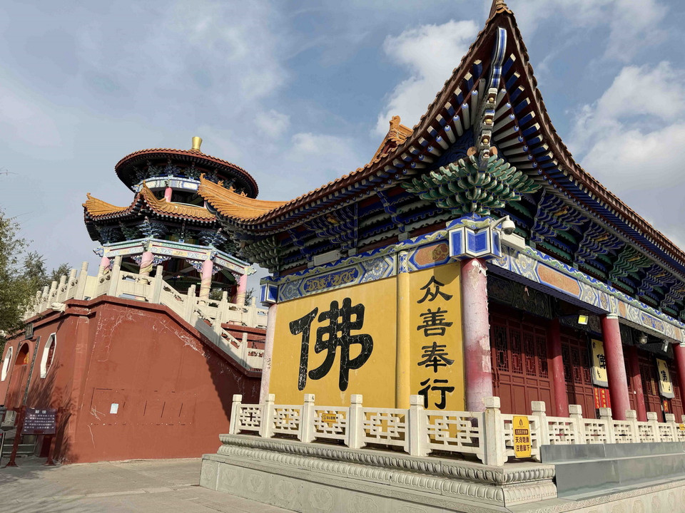 Trong khuôn viên chùa có nhiều công trình kiến trúc mang đậm phong cách phật giáo vùng Tây Bắc Trung Quốc. (Ảnh: Công Tuyên/TTXVN)