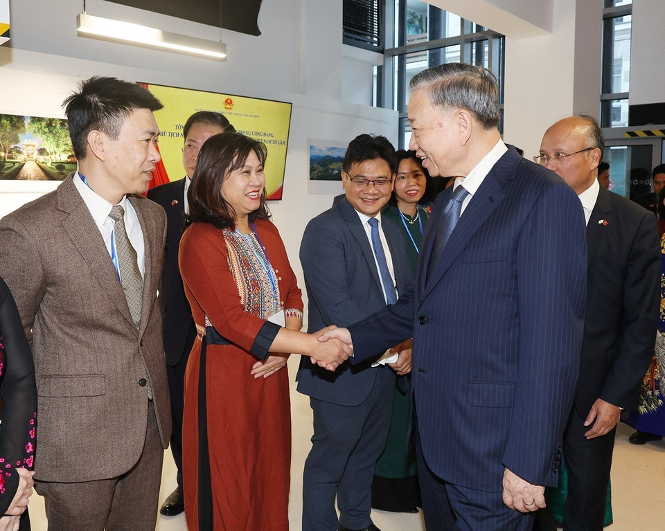 Tổng Bí thư, Chủ tịch nước Tô Lâm với cán bộ, nhân viên Đại sứ quán, cộng đồng người Việt Nam và các cơ quan đại diện Việt Nam thường trú tại Pháp. (Ảnh: Trí Dũng/TTXVN)