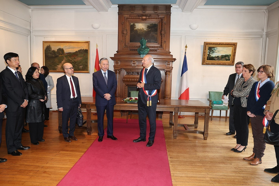 Thị trưởng thành phố Saint Adresse Hubert Dejean de la Batie giới thiệu với Tổng Bí thư, Chủ tịch nước Tô Lâm về Thành phố Saint Adresse. (Ảnh: Trí Dũng/TTXVN)