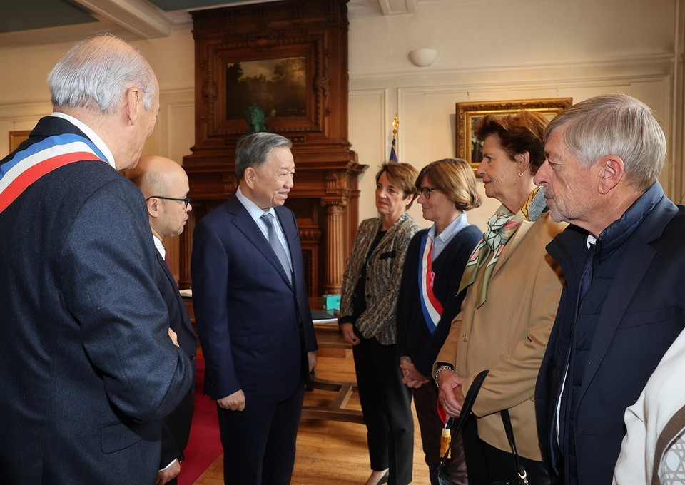 Thị trưởng thành phố Saint Adresse Hubert Dejean de la Batie giới thiệu với Tổng Bí thư, Chủ tịch nước Tô Lâm quan chức của thành phố. (Ảnh: Trí Dũng/TTXVN)