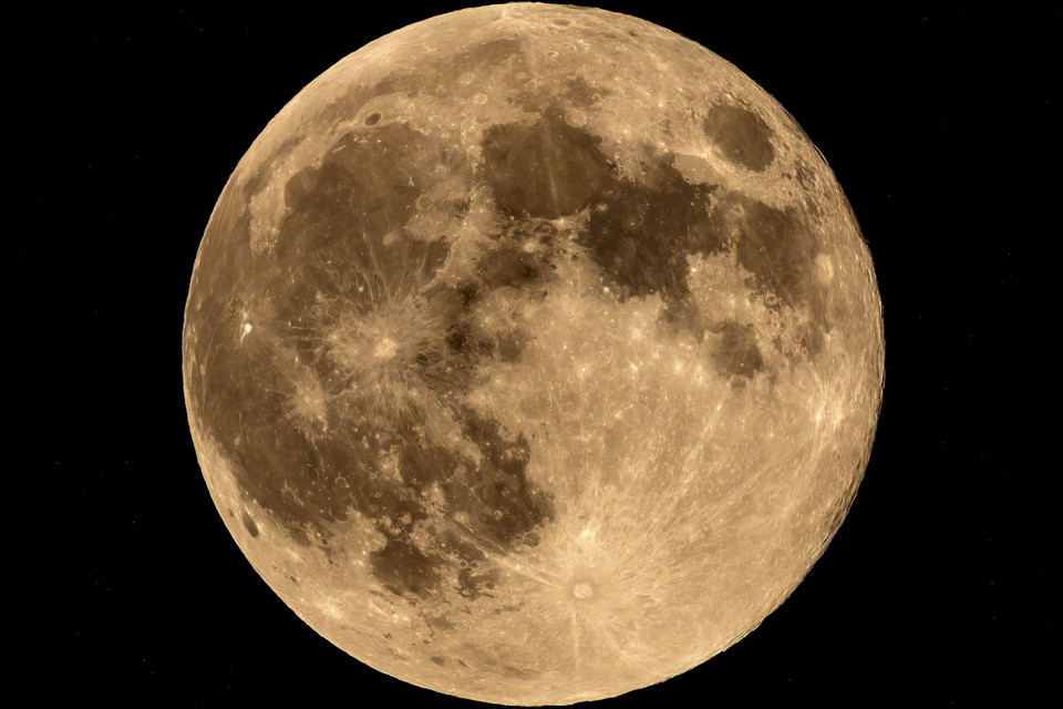 Siêu Trăng nhìn từ Krakow, miền Nam Ba Lan đêm 17/10/2024. Ảnh: PAP/TTXVN