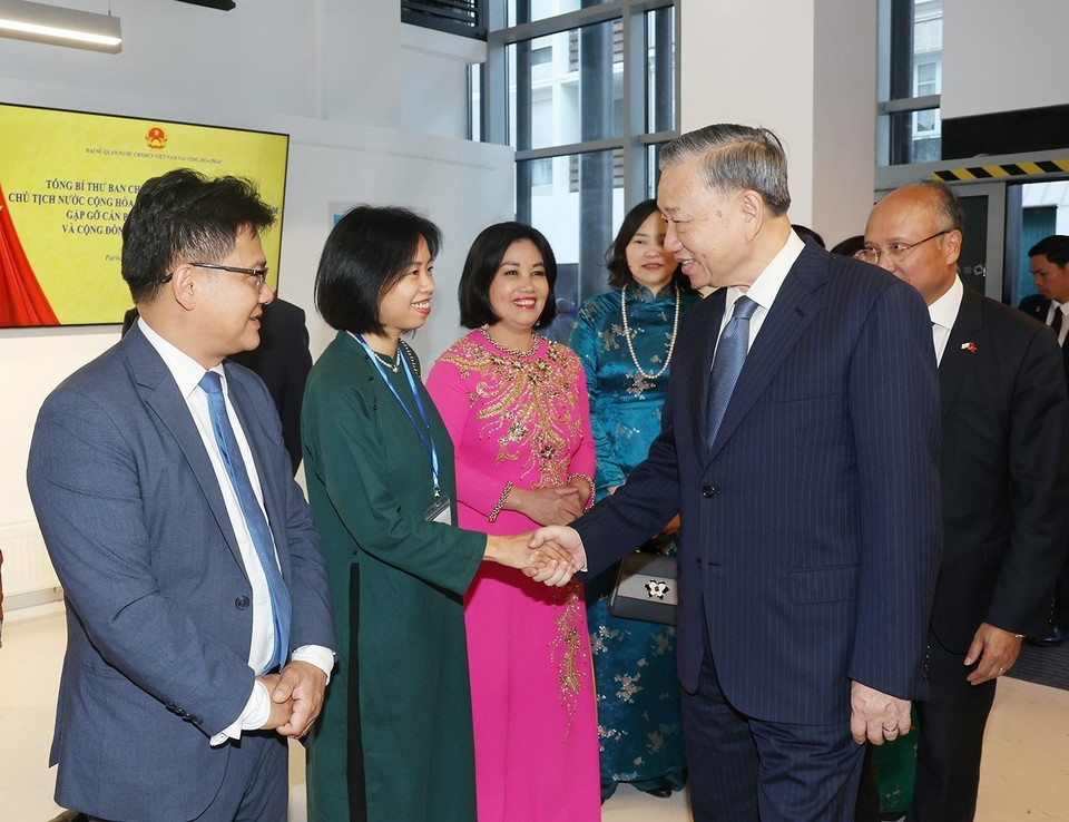 Tổng Bí thư, Chủ tịch nước Tô Lâm với cán bộ, nhân viên Đại sứ quán, cộng đồng người Việt Nam và các cơ quan đại diện Việt Nam thường trú tại Pháp. (Ảnh: Trí Dũng/TTXVN)