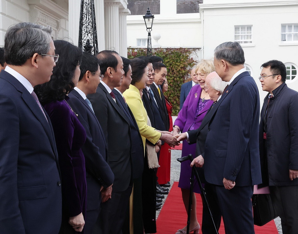 Tổng Bí thư, Chủ tịch nước Tô Lâm giới thiệu với Tổng thống Ireland Michael D. Higgins và Phu nhân các thành viên Đoàn cấp cao Việt Nam. (Ảnh: Trí Dũng/TTXVN)