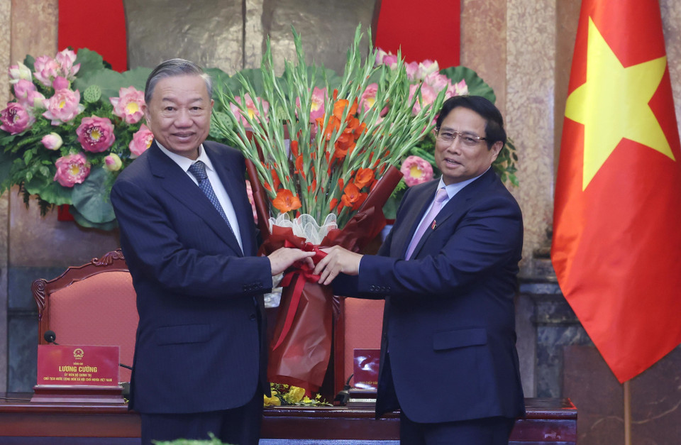 Thủ tướng Phạm Minh Chính chúc mừng Tổng Bí thư Tô Lâm. (Ảnh: Lâm Khánh/TTXVN)