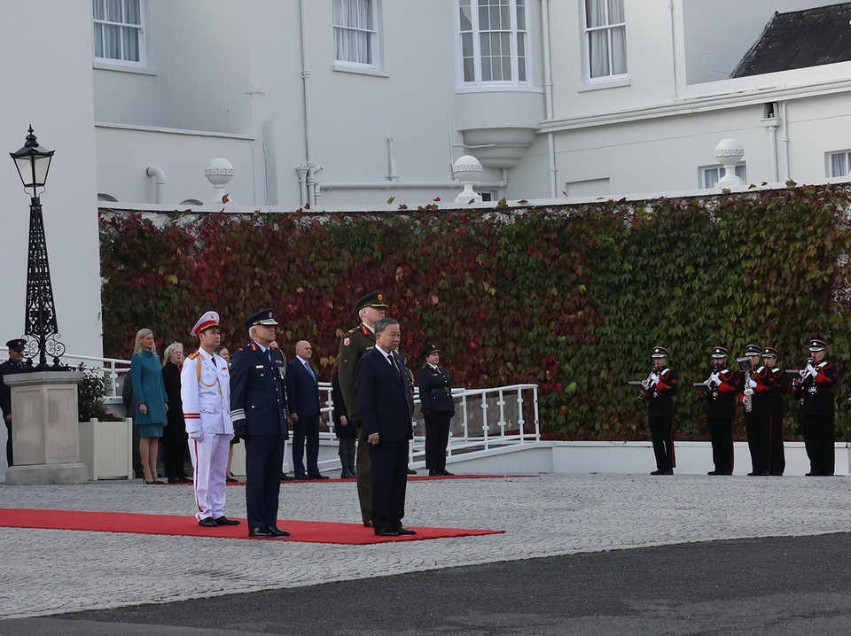 Tổng Bí thư, Chủ tịch nước Tô Lâm thực hiện nghi thức chào cờ tại lễ đón. (Ảnh: Trí Dũng/TTXVN)