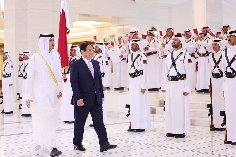 Thủ tướng Phạm Minh Chính và Thủ tướng Nhà nước Qatar Sheikh Mohammed bin Abdulrahman bin Jasim Al-Thani duyệt đội danh dự. (Ảnh: Dương Giang/TTXVN)