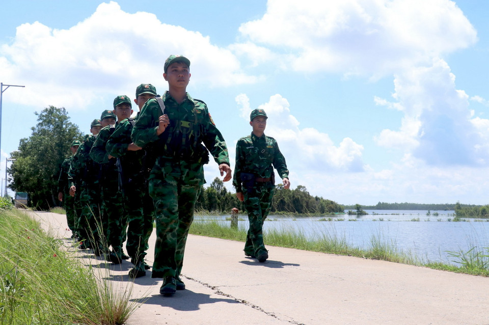 Hàng ngày, cán bộ, chiến sỹ Đồn biên phòng Mỹ Thạnh Tây, Bộ chỉ huy Bộ đội Biên phòng Long An đều tổ chức tuần tra, kiểm soát chặt chẽ tuyến biên giới dài gần 11,3km được giao quản lý. (Ảnh: Bùi Giang/TTXVN)