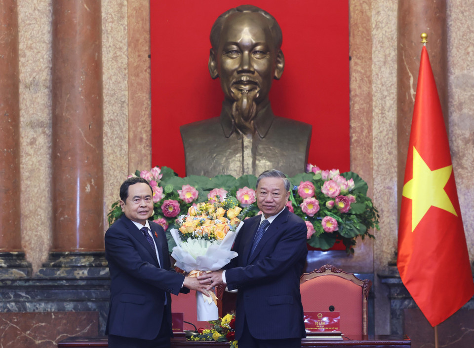 Chủ tịch Quốc hội Trần Thanh Mẫn chúc mừng Tổng Bí thư Tô Lâm. (Ảnh: Lâm Khánh/TTXVN)