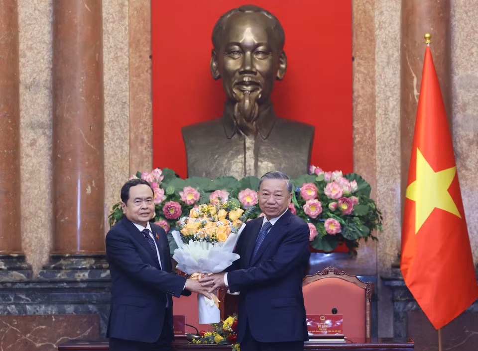 Chủ tịch Quốc hội Trần Thanh Mẫn chúc mừng Tổng Bí thư Tô Lâm. (Ảnh: Lâm Khánh/TTXVN)