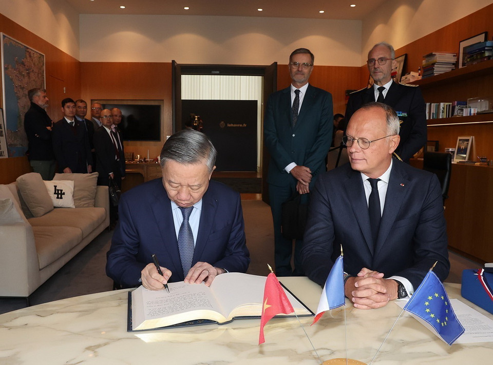 Tổng Bí thư, Chủ tịch nước Tô Lâm ghi sổ lưu niệm tại Tòa thị chính Thành phố Le Havre. (Ảnh: Trí Dũng/TTXVN)