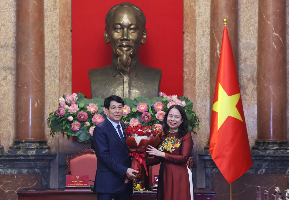 Phó Chủ tịch nước Võ Thị Ánh Xuân chúc mừng Chủ tịch nước Lương Cường. (Ảnh: Lâm Khánh/TTXVN)