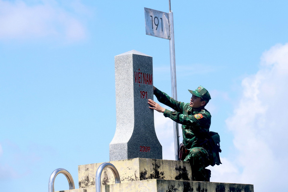 Vượt qua khó khăn, Bộ đội Biên phòng luôn là điểm tựa vững chắc trên tuyến biên giới. (Ảnh: Bùi Giang/TTXVN)