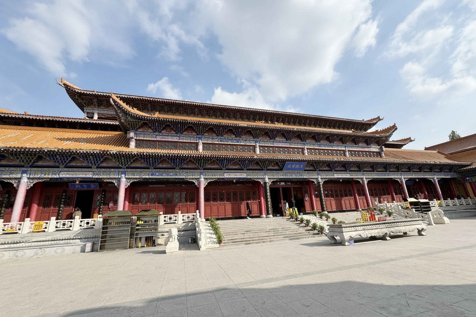 Trong khuôn viên chùa có nhiều công trình kiến trúc mang đậm phong cách phật giáo vùng Tây Bắc Trung Quốc. (Ảnh: Công Tuyên/TTXVN)