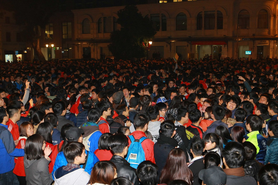 Tình huống tai nạn do chen lấn, xô đẩy trong đám đông. (Ảnh: Doãn Tấn/TTXVN)