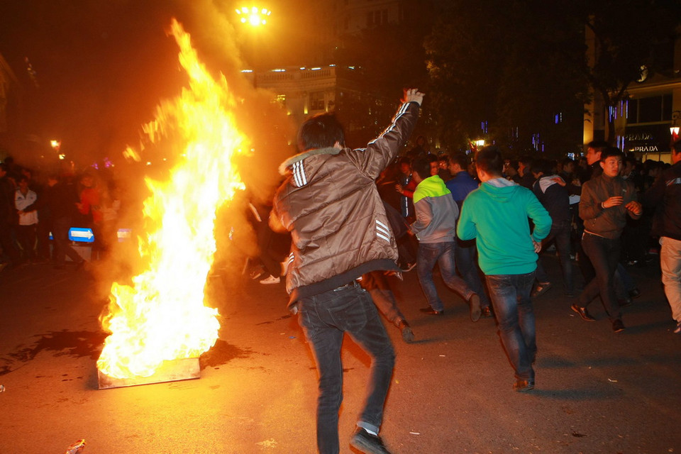 Lửa cháy làm đám đông hoảng loạn. (Ảnh: Doãn Tấn/TTXVN)