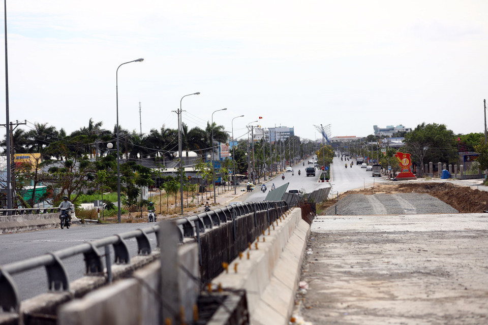 Thi công cầu Cái Nhúc (Cà Mau) điểm cuối cùng trên tuyến Quản Lộ-Phụng Hiệp. (Ảnh: Huy Hùng/TTXVN)