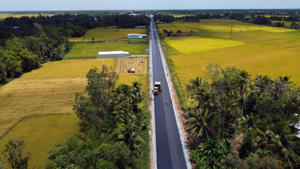 Đoạn km 48-300 đang được các nhà thầu khẩn trương thảm bê tông nhựa lớp cuối. (Ảnh: Huy Hùng/TTXVN)