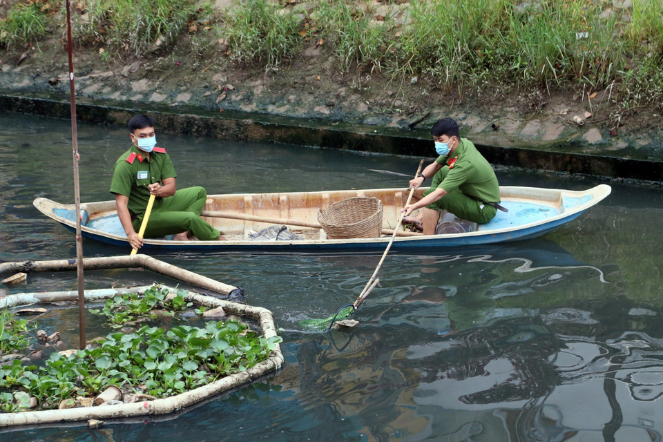 Đoàn viên thanh niên Thành đoàn Cần Thơ ra quân vệ sinh môi trường, khai thông dòng chảy tại Rạch Tham Tướng, quận Ninh Kiều (2021). (Ảnh: TTXVN phát)