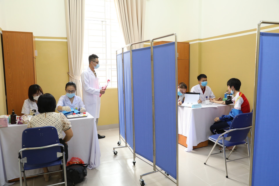 Khám sàng lọc, xét tuyển cho các tình nguyện viên tham gia tiêm thử nghiệm đợt 1 vaccine COVIVAC. (Ảnh: Minh Quyết/TTXVN)