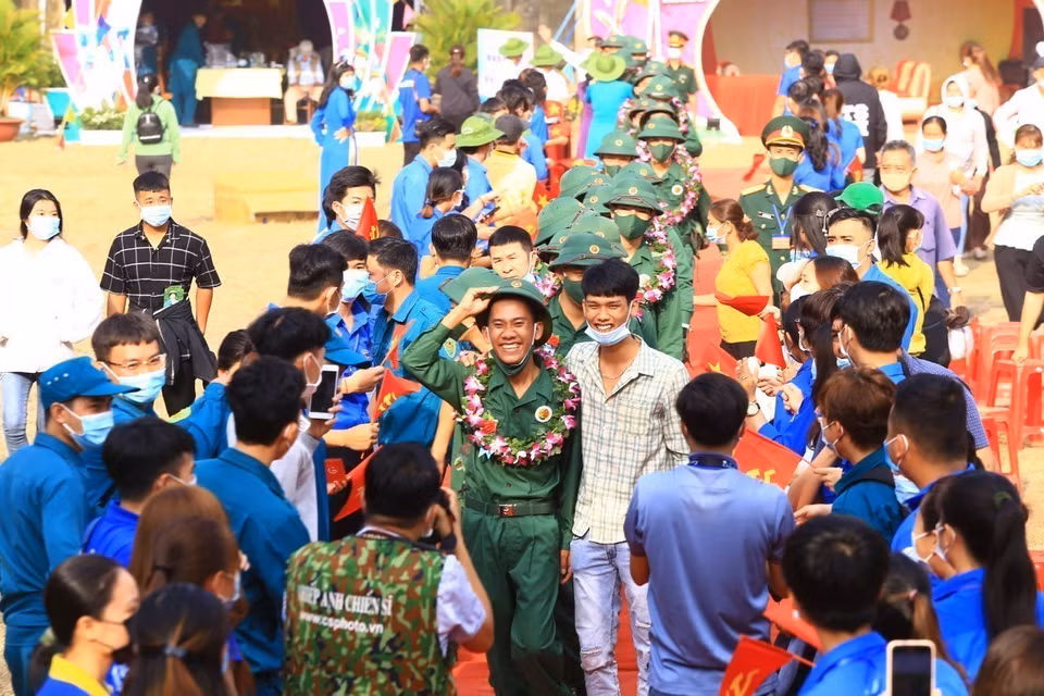 Thanh niên thành phố Thủ Dầu Một (Bình Dương) hăng hái lên đường nhập ngũ (2021). (Ảnh: Chí Tưởng-Ngọc Thuấn/TTXVN)