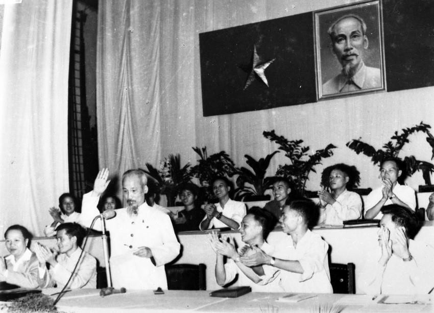 Từ sau đại hội Đoàn toàn quốc lần thứ II (25/10/-4/11/1956), tuổi trẻ miền Bắc đã dấy lên phong trào thi đua lao động sản xuất để khôi phục kinh tế, cải tạo và xây dựng xã hội mới. Trong ảnh: Chủ tịch Hồ Chí Minh đến dự và phát biểu tại Đại hội toàn quốc lần thứ II Đoàn thanh niên Cứu quốc Việt Nam. Tại Đại hội, Đoàn đã đổi tên thành Đoàn thanh niên Lao động Việt Nam (1956). (Nguồn: TTXVN)