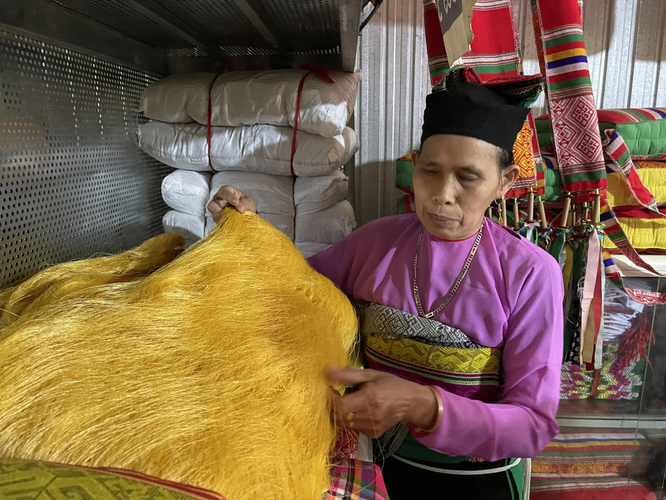 Với mong muốn giữ lại bản sắc văn hóa của dân tộc mình cũng như nghề dệt vải thổ cẩm đang dần mai một, gần 15 năm nay, bà Phạm Thị Bảo (sinh năm 1954), dân tộc Mường, ở làng Nhỏi, xã Cao Ngọc, huyện miền núi Ngọc Lặc, tỉnh Thanh Hóa, đã mang tâm huyết của mình giữ gìn, phát triển sản phẩm vải thổ cẩm dệt tay của người Mường. Bên cạnh đó, bà còn giúp cho nhiều lao động tại địa phương có thêm việc làm và thu nhập.. (Ảnh: Khiếu Tư/TTXVN)