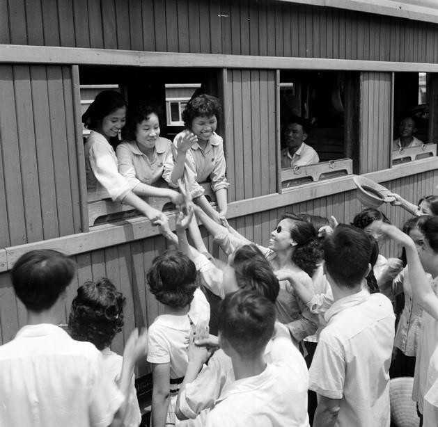 Hưởng ứng lời kêu gọi của Đảng tham gia phát triển kinh tế miền núi, thanh niên Hà Nội xung phong đi công tác ở một số cơ sở sản xuất thuộc tỉnh Ninh Bình (1964). (Ảnh: TTXVN)