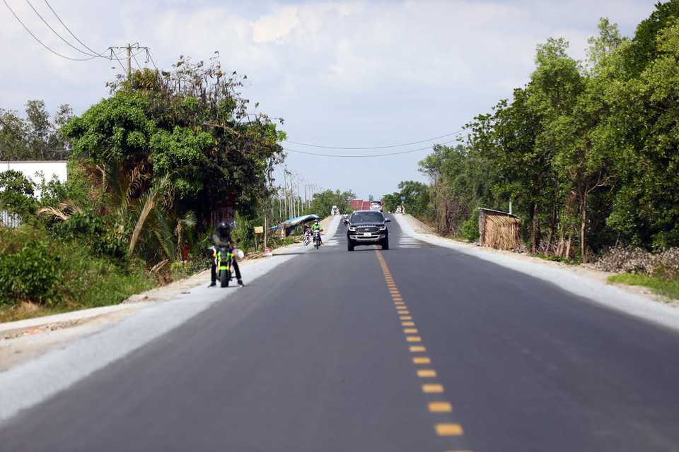 Đoạn tuyến qua tỉnh Hậu Giang đến nay đã cơ bản hoàn thành. (Ảnh: Huy Hùng/TTXVN)