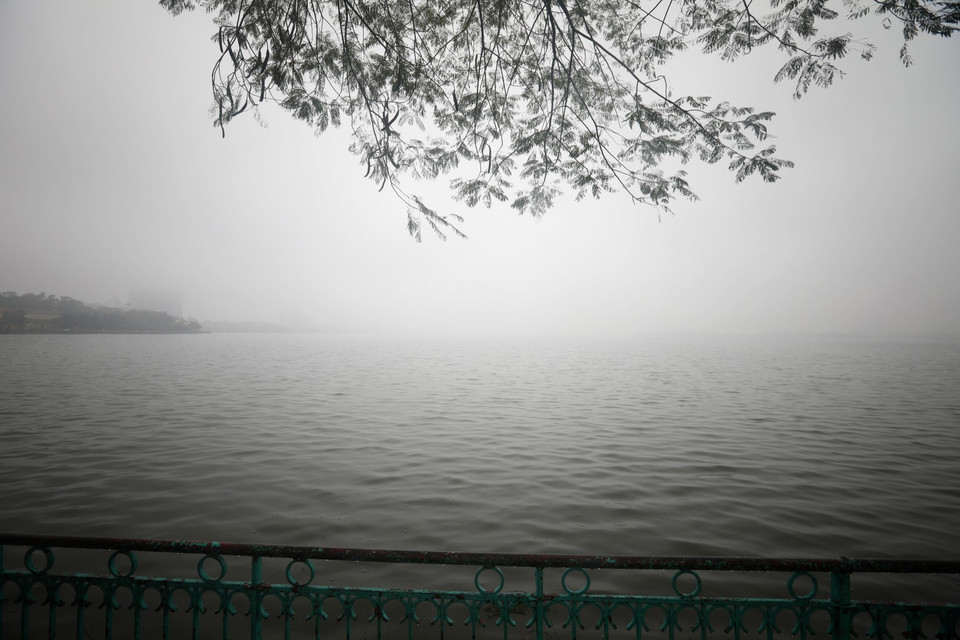 Hồ Tây sáng 1/3 sương mù phủ phủ kín mặt hồ. (Ảnh: Thành Đạt/TTXVN)