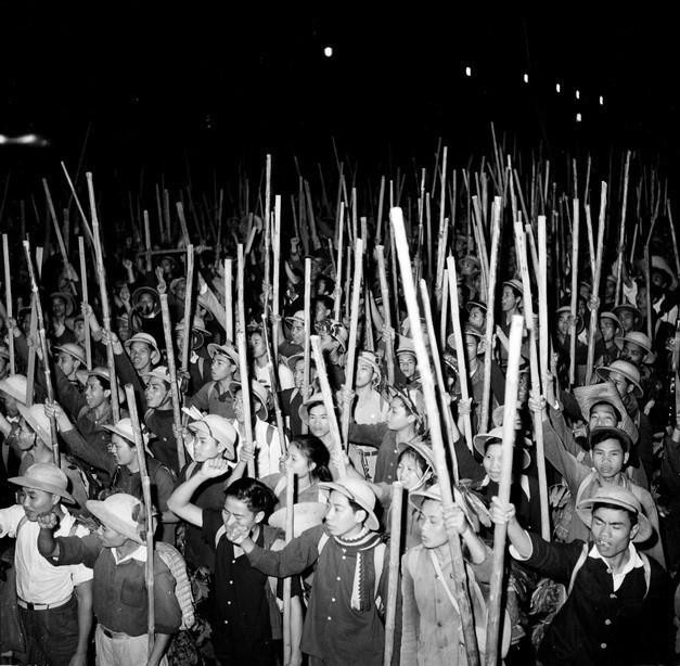 Phong trào Ba sẵn sàng do Tuổi trẻ Thủ đô phát động tháng 8/1964 đã nhanh chóng phát triển sâu rộng trong cả nước. Ở miền Bắc, hàng triệu đoàn viên, thanh niên đăng ký tham gia phong trào 'Ba sẵn sàng' nêu cao quyết tâm chi viện cho chiến trường miền Nam với tinh thần Chưa thắng giặc Mỹ, chưa về quê hương. Trong ảnh: Trên 3 vạn thanh niên Hà Nội vũ trang, biểu tình chống Mỹ bắn phá Quảng Bình (Vĩnh Linh), nguyện sẵn sàng chiến đấu, sẵn sàng đi bất cứ nơi nào khi Tổ quốc cần (1965). (Ảnh: Quang Ngọc/TTXVN)