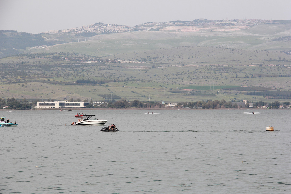 Biển hồ Galilee còn gọi là Biển hồ Genneseret, Hồ Kinneret hoặc Hồ Tiberias là một hồ nước ngọt lớn nhất ở Israel. Hồ có chu vi khoảng 53km, chiều dài khoảng 21km, chiều rộng khoảng 13km, với diện tích tổng cộng là 166km2. Hồ có chiều sâu tối đa là 43m. (Ảnh: Cao Văn Ứng/TTXVN)