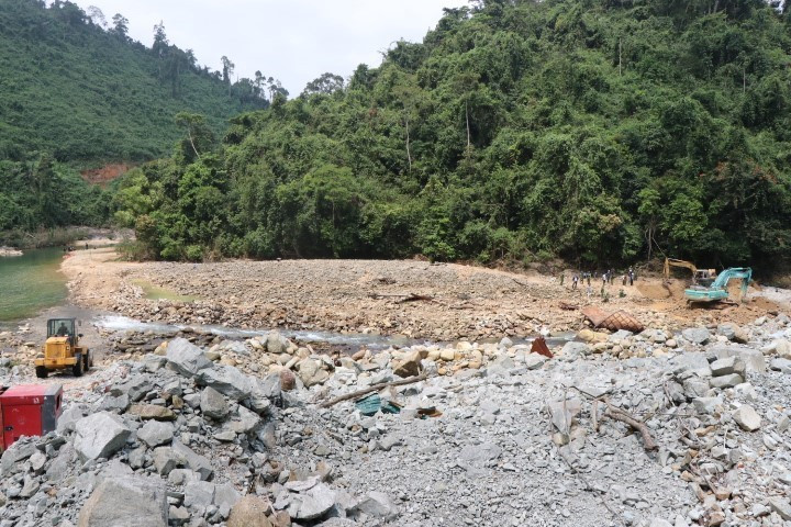 Máy ủi được hủy động đào bới bãi bồi thứ nhất trên suối Rào Trăng. (Ảnh: Đỗ Trưởng/TTXVN)