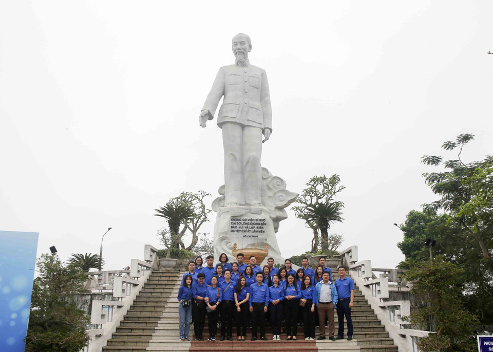 Đoàn Thanh niên TTXVN chụp ảnh lưu niệm tại Tượng đài Chủ tịch Hồ Chí Minh (Nhà máy Thủy điện Hòa Bình). (Ảnh: Tuấn Đức/TTXVN)