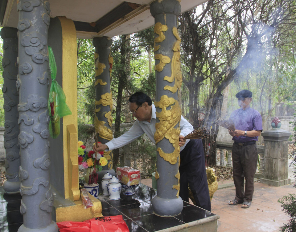 Ông Nguyễn Minh Kỳ, biệt danh 'Hùm xám Đường 9,' nguyên Phó Bí thư Tỉnh ủy, Chủ tịch Ủy ban Nhân dân tỉnh Quảng Trị trong giai đoạn 1999-2004 thắp hương tưởng nhớ đồng đội tại Bia tưởng niệm các anh hùng liệt sỹ. (Ảnh: Thanh Thủy/TTXVN)