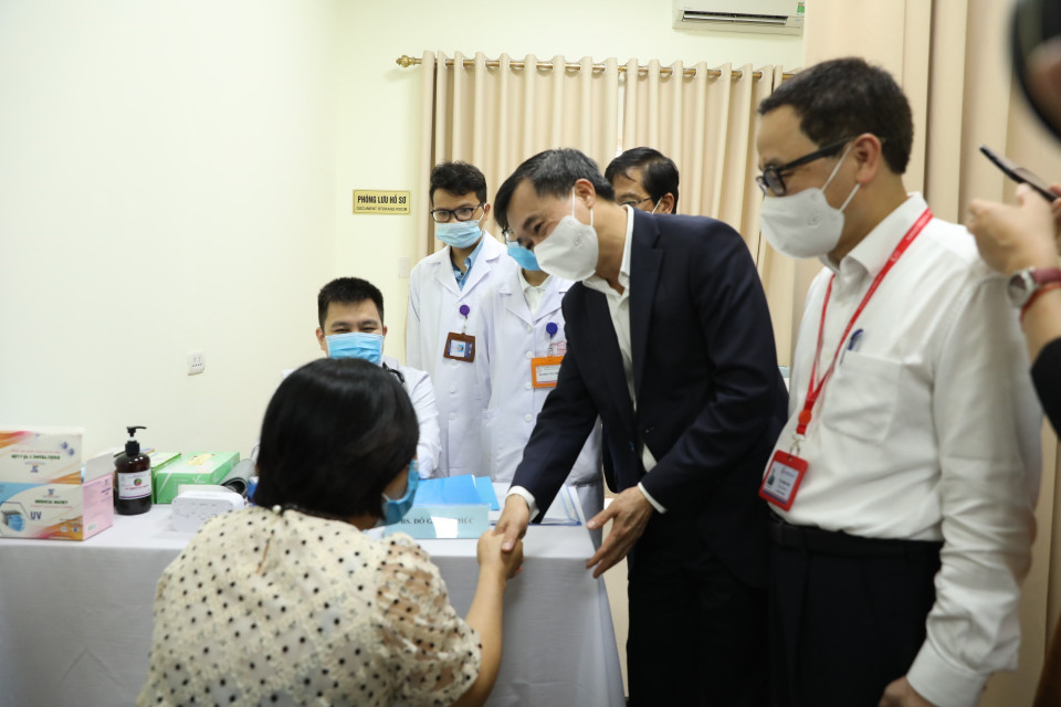 Thứ trưởng Bộ Y tế Trần Văn Thuấn kiểm tra công tác tiêm thử nghiệm vaccine COVIVAC. (Ảnh: Minh Quyết/TTXVN)