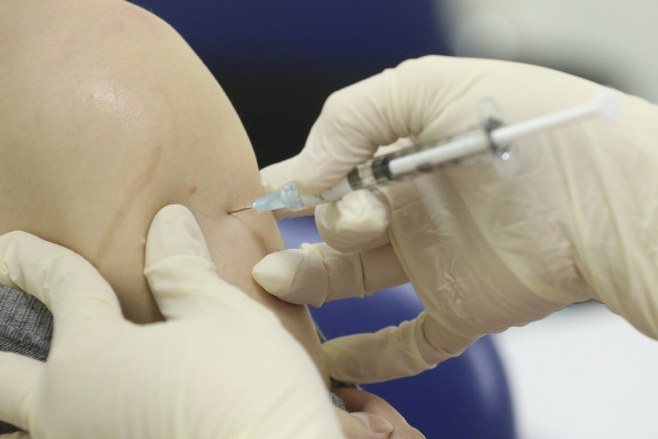 Tiêm vaccine COVIVAC cho 15 tình nguyện viên đợt hai. (Ảnh: Minh Quyết/TTXVN)