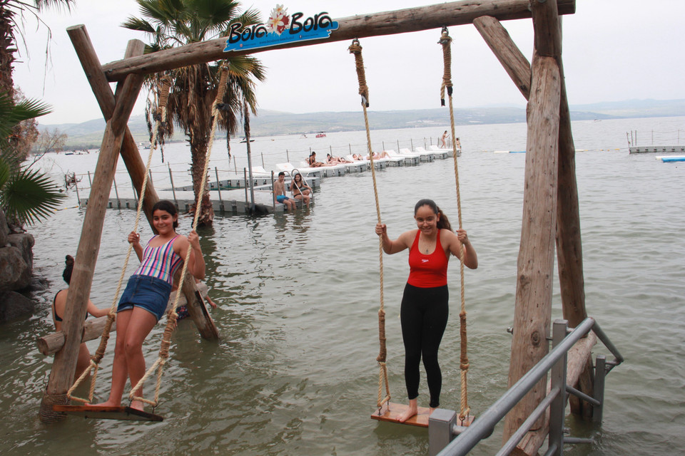 Người dân vui chơi giải trí trên mặt hồ Galilee. (Ảnh: Cao Văn Ứng/TTXVN)