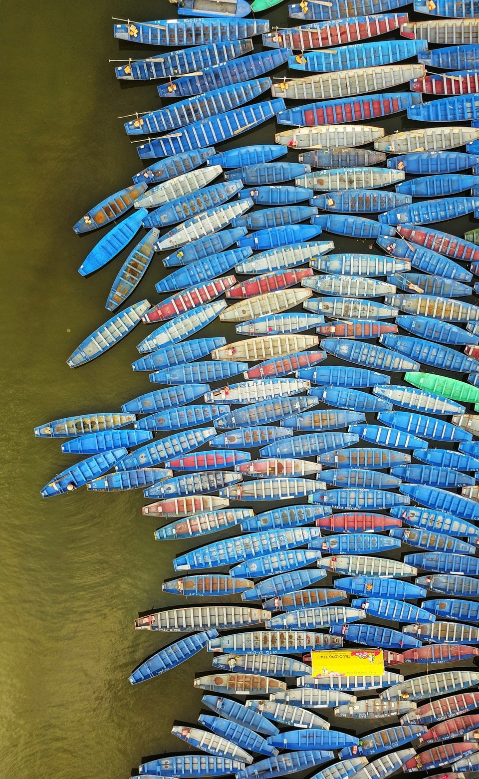 Nhiều chiếc thuyền sau nhiều ngày phơi mưa phơi nắng đã được sơn lại và hạ thủy xuống suối Yến. (Ảnh: Thành Đạt/TTXVN)