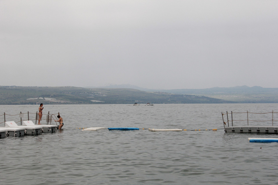 Người dân vui chơi giải trí trên mặt hồ Galilee. (Ảnh: Cao Văn Ứng/TTXVN)