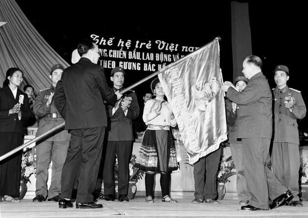 Chủ tịch Quốc hội Trường Chinh gắn Huân chương Hồ Chí Minh lên lá cờ truyền thống của Đoàn thanh niên Lao động Hồ Chí Minh (1974). (Ảnh: TTXVN)