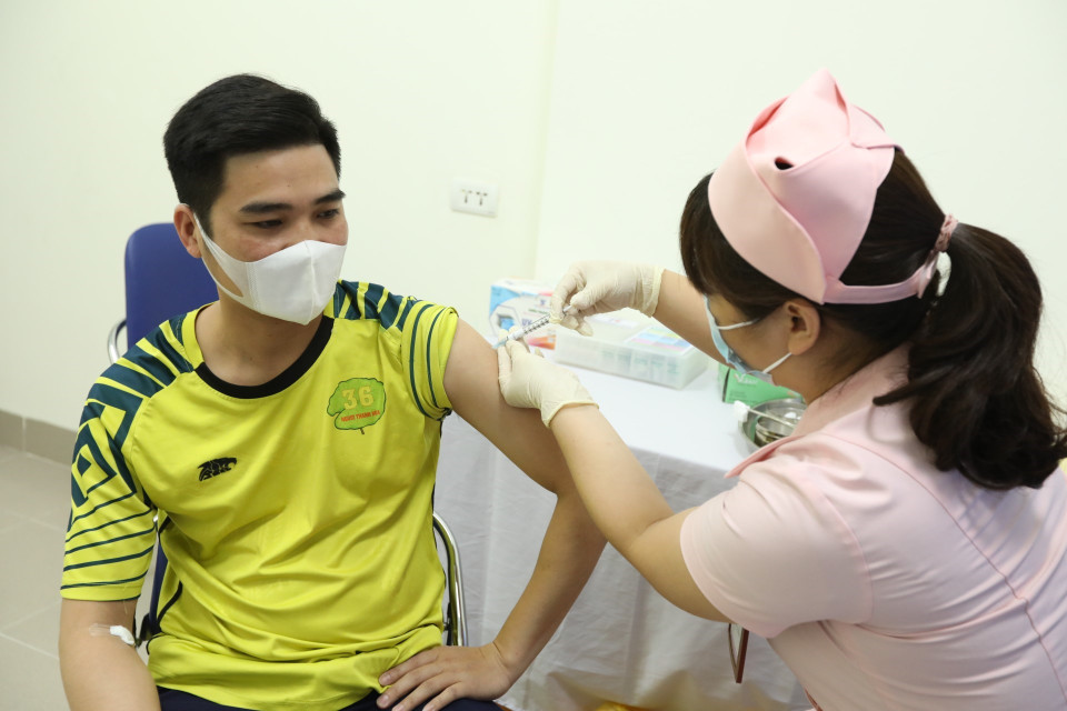 Tiêm vaccine COVIVAC cho 15 tình nguyện viên đợt hai. (Ảnh: Minh Quyết/TTXVN)