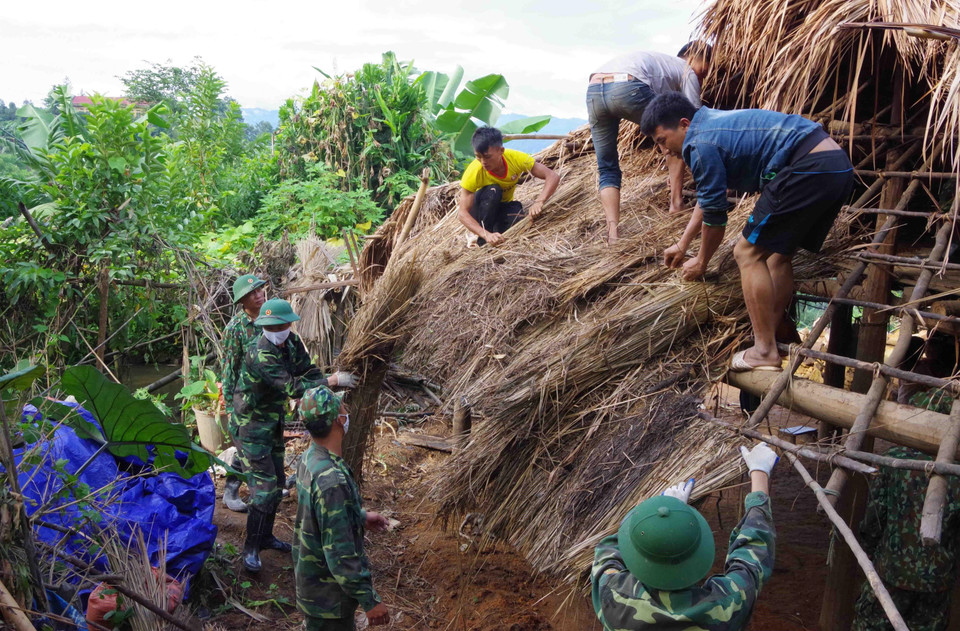 Hơn 60 cán bộ, chiến sỹ biên phòng (Bộ đội Biên phòng tỉnh Điện Biên) tham gia làm nhà ở mới cho các hộ nghèo huyện biên giới Nậm Pồ (2020). (Ảnh: Xuân Tiến/TTXVN)
