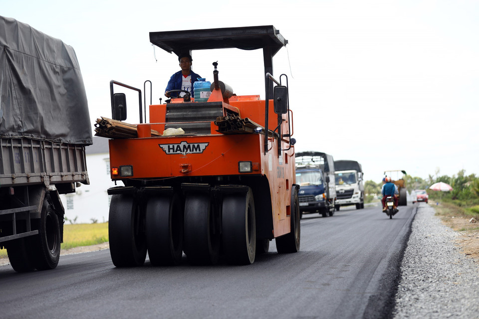 Các nhà thầu trên tuyến vừa thi công vừa phải đảm bảo an toàn giao thông. (Ảnh: Huy Hùng/TTXVN)