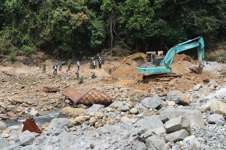 Máy ủi được hủy động đào bới bãi bồi thứ nhất trên suối Rào Trăng. (Ảnh: Đỗ Trưởng/TTXVN)